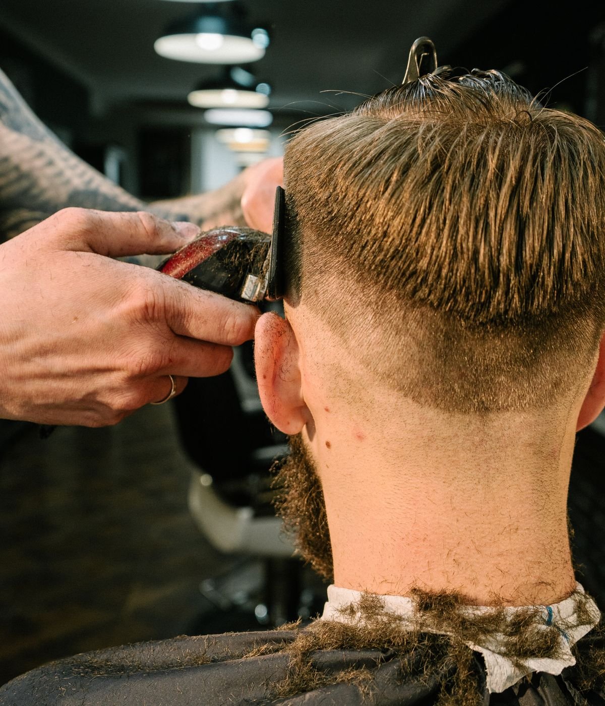 Corte de cabelo masculino em barbearia, foto ilustrativa